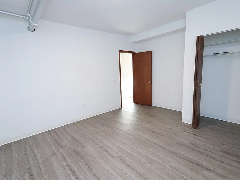 Yale Apartments — Photo 39