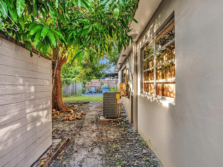 700 SW 5th Ct — Photo 30