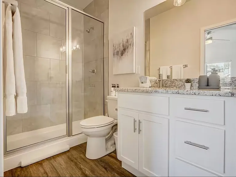 2220 E La Salle St — Photo 12