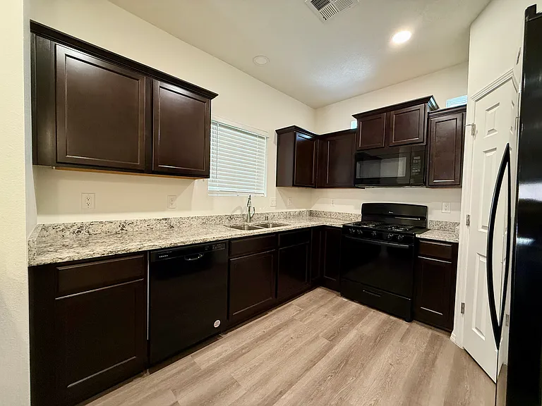 267 San Clemente Ave NW — Photo 6
