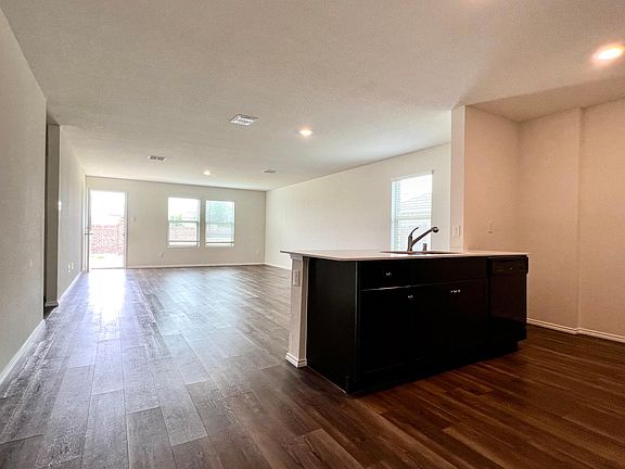 5th image of 203 Laurenbrooke Dr
