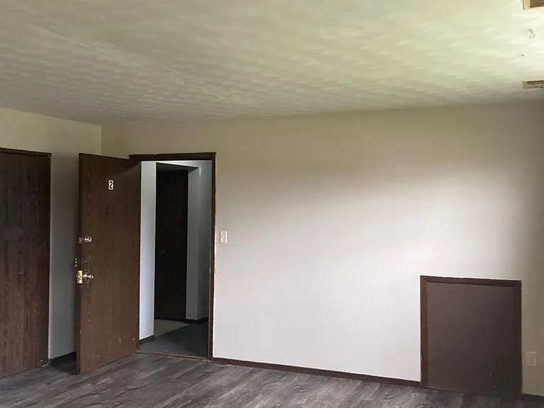 636 W 63rd St — Photo 3