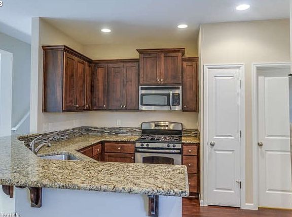 5th image of 2902 SE Marston Ave