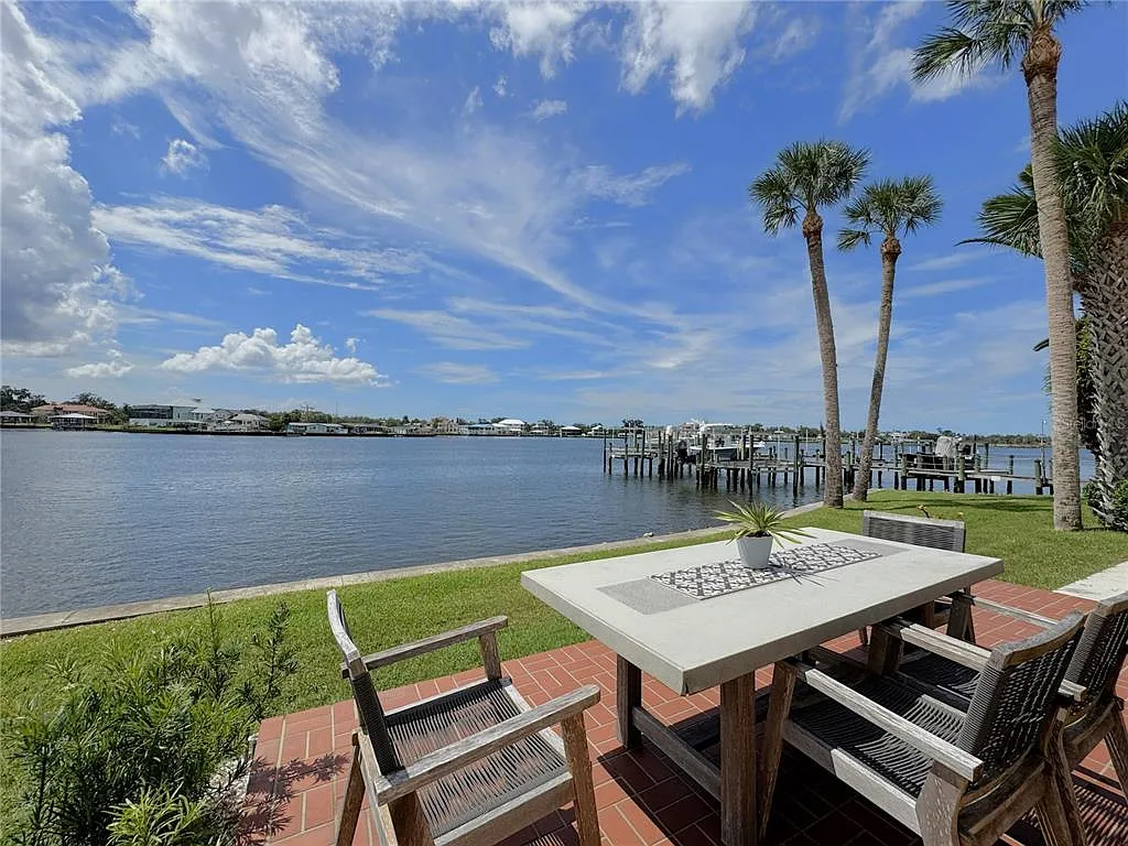 3 bed, 2.0 bath, 1704 sqft, $4,500 — Photo 1