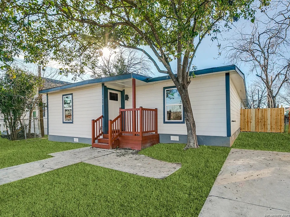 1414 Burleson St