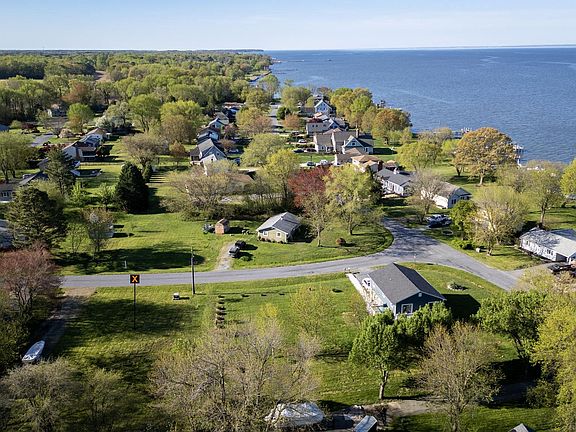 3rd image of 138 Chesapeake Estates Dr