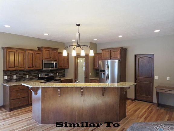 3rd image of 1809 W Parkwood Cir