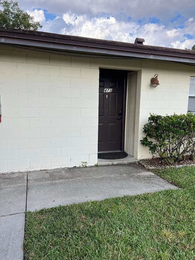 Cozy 2-Bedroom Duplex in Longwood Available Mid-November — Photo 2