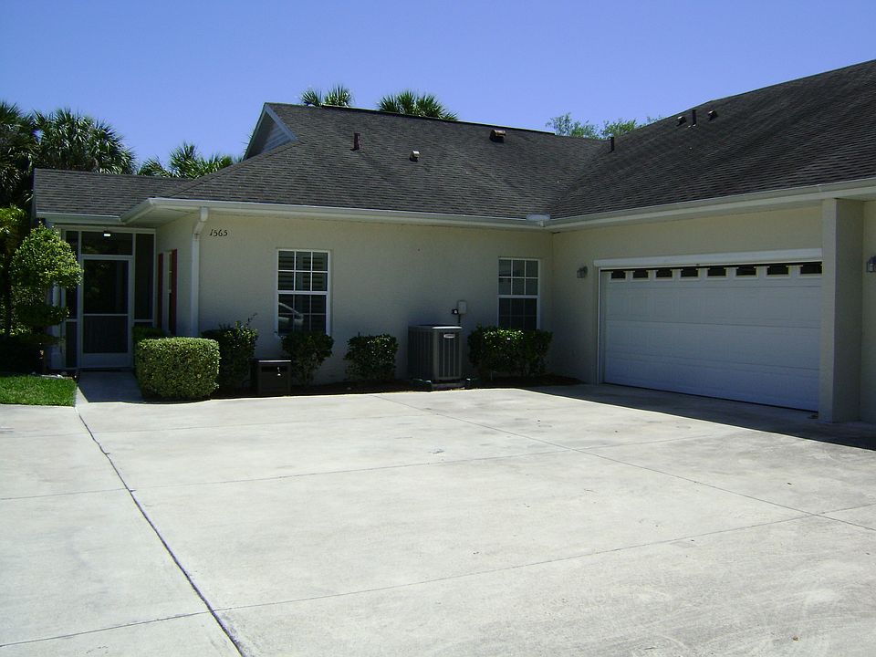 Entry with 2 Car Garage