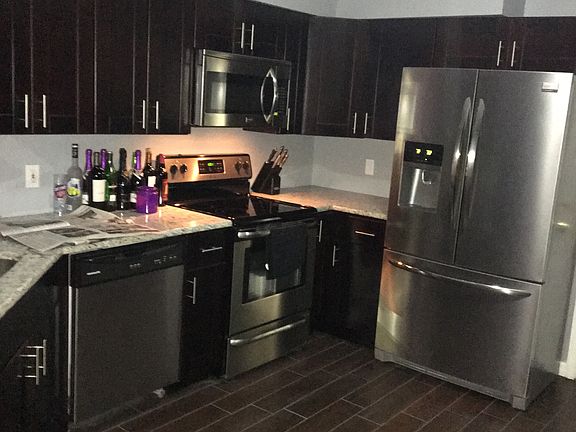 4th image of 621 Surrey Way S