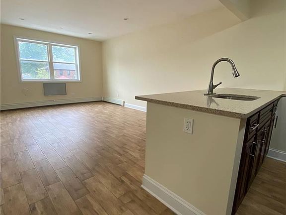 3rd image of 15607 Sanford Ave