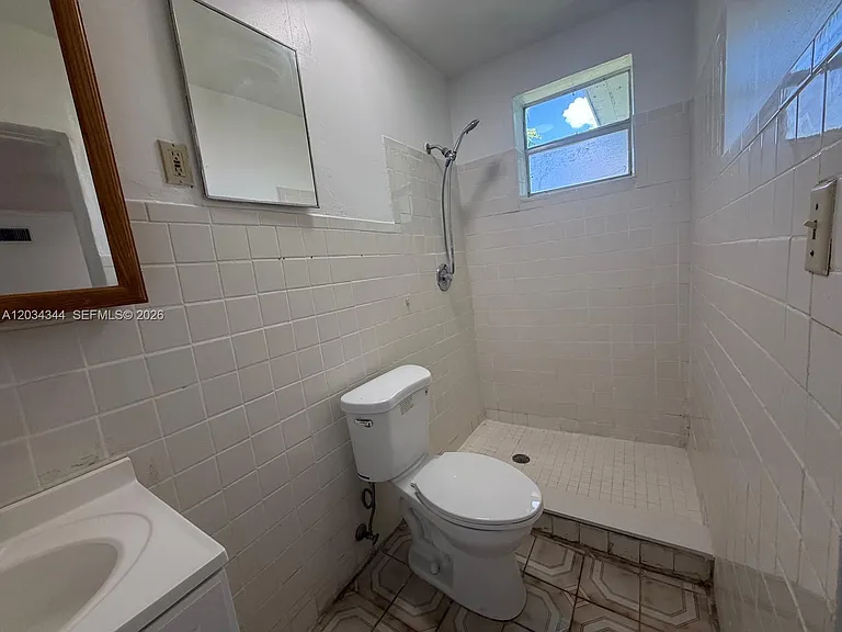 120 NE 7th St #2 — Photo 5