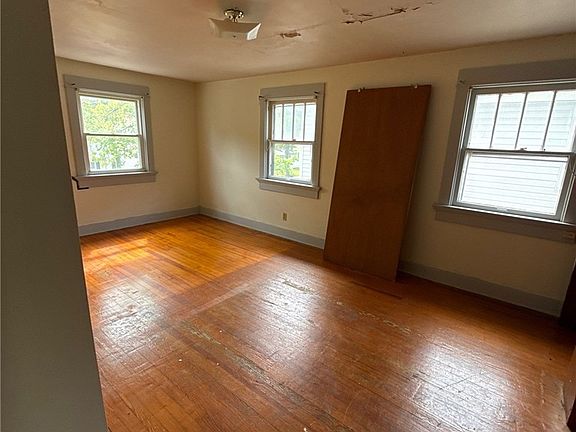 5th image of 233 Westwood Ave