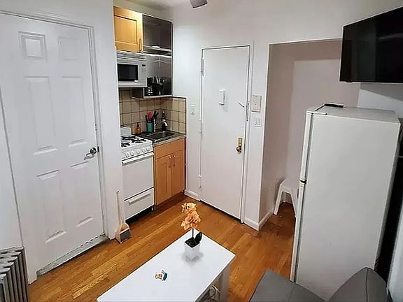 3rd image of 534 W 50th St #4E