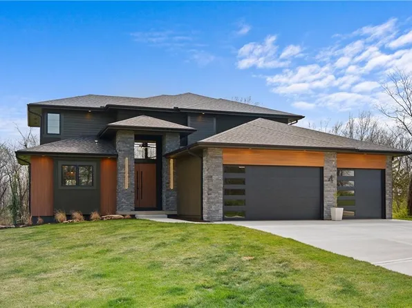 4 Broken Arrow Ct, Lake Winnebago, MO 64034