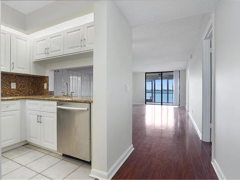 109 Lake Emerald Dr #110 — Photo 2