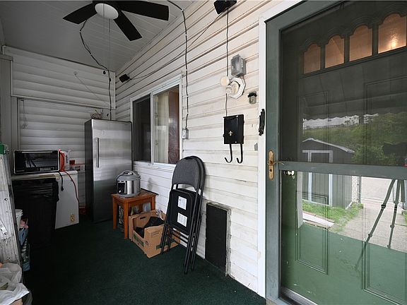 4th image of 805 Railroad St