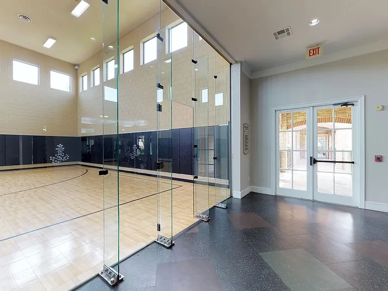 Oaks Riverchase Apartments — Photo 18