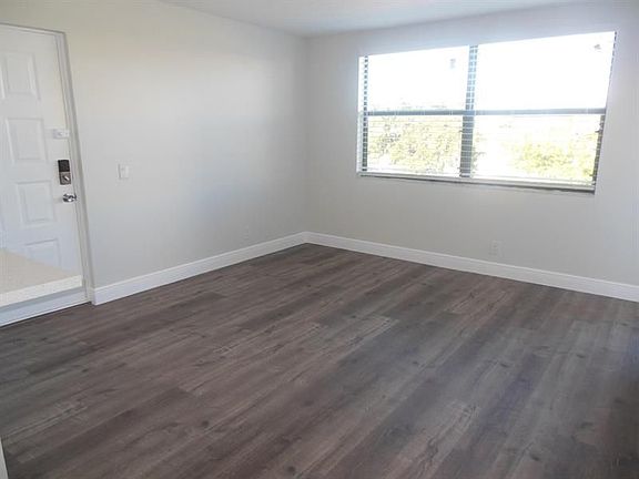 5th image of 718 Executive Center Dr APT 32