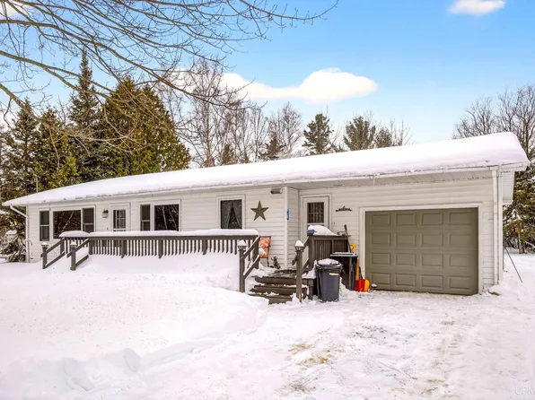 8727 Hawks Dr, Republic, MI 49879