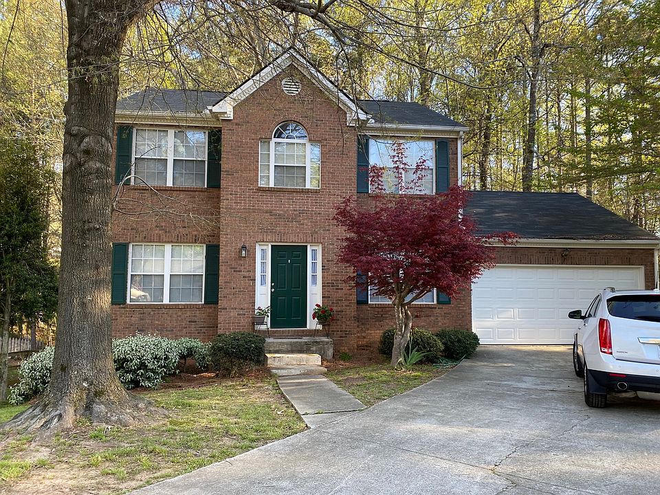 Front of home in cul-de-sac lot. Sizeable driveway. Large 2-car garage