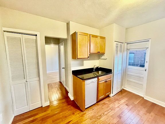 2nd image of 212 Hanover St #3