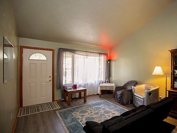 4th image of 717 Thornwood St