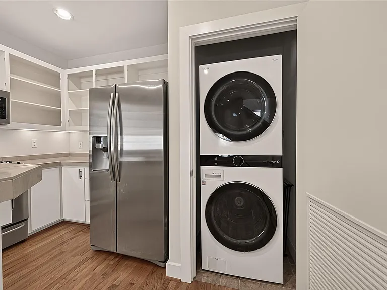 733 W 22nd St #D — Photo 20