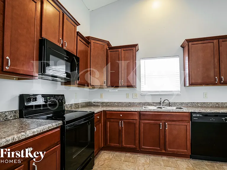1301 Greenbriar Way — Photo 7