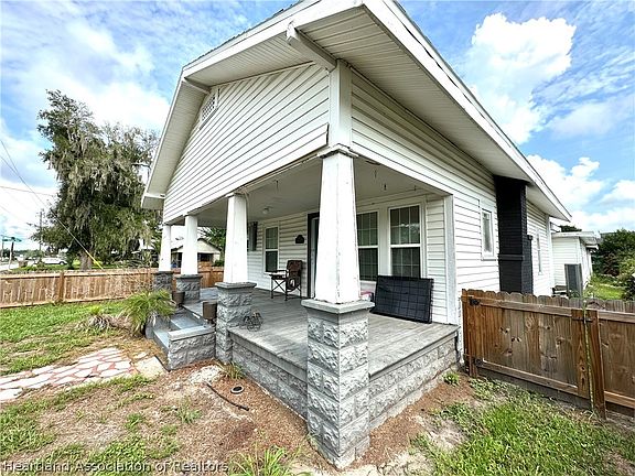 3rd image of 814 Louisiana St