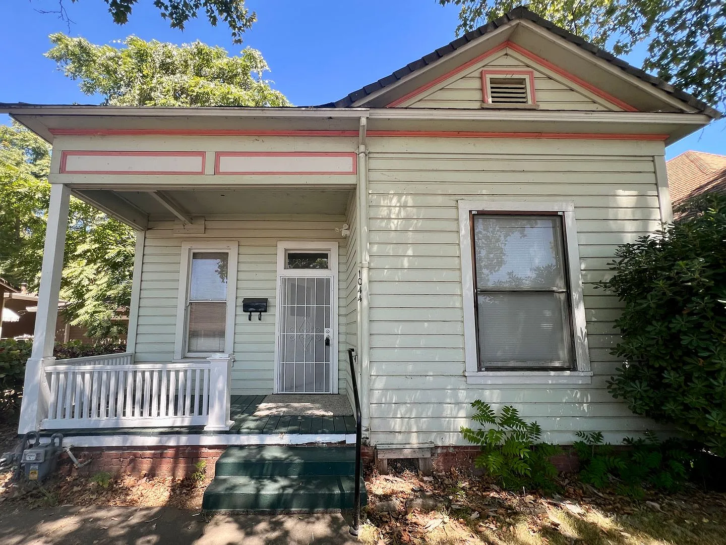 Downtown Red Bluff Victorian 3 bedroom 1 bath Home — Photo 1