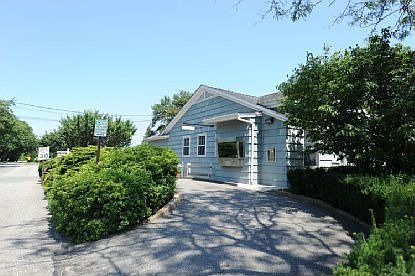 3rd image of 828 Montauk Hwy