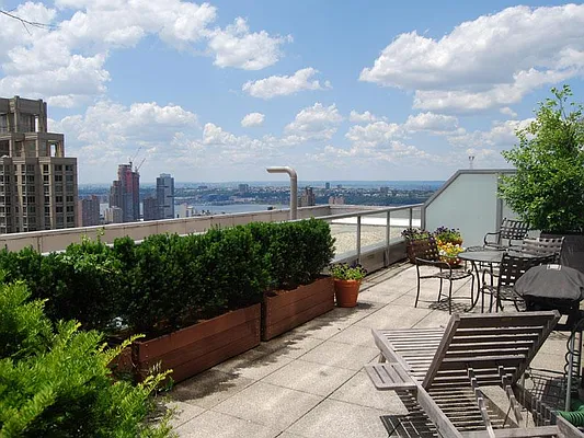 Sold by Sotheby's International Realty | media 23