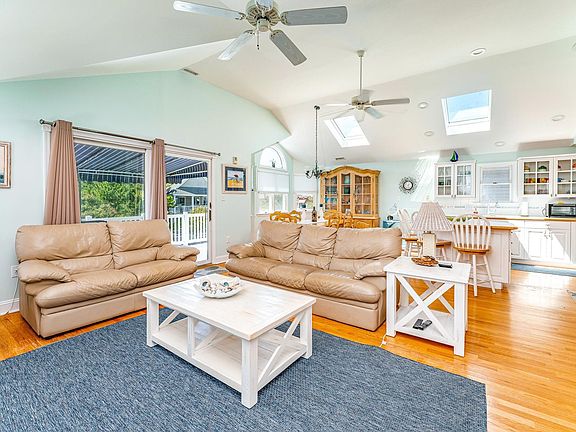 2nd image of 875 Park Pl #875