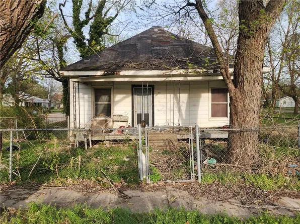 303 N Johnson St, Charleston, MO 63834