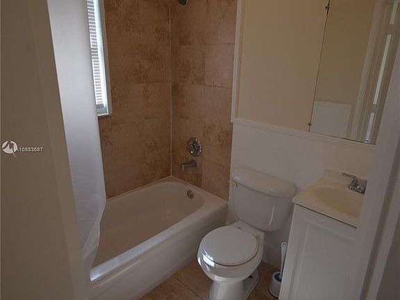 3rd image of 427 NE 62nd St #10