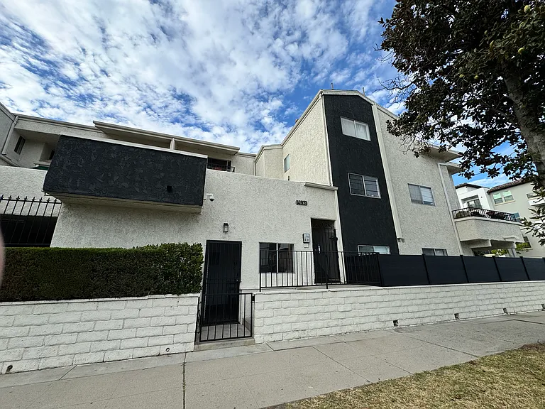 14931 Magnolia Blvd #8 — Photo 14