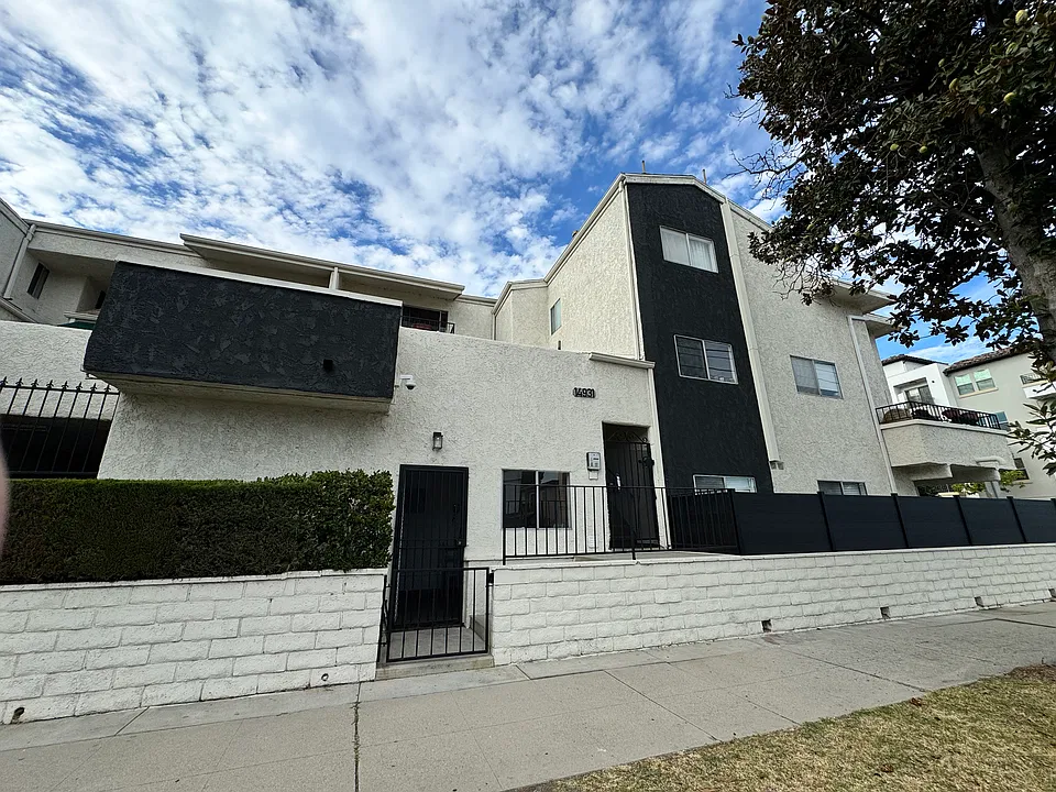 14931 Magnolia Blvd #8