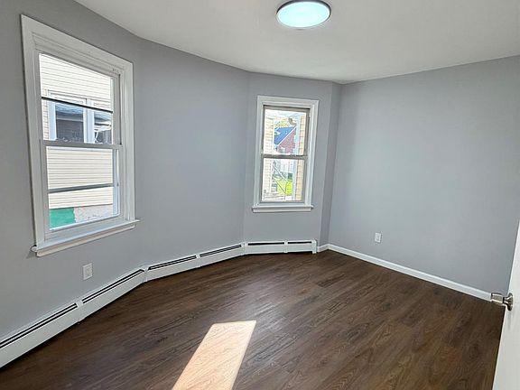 4th image of 141 Emerson St #1