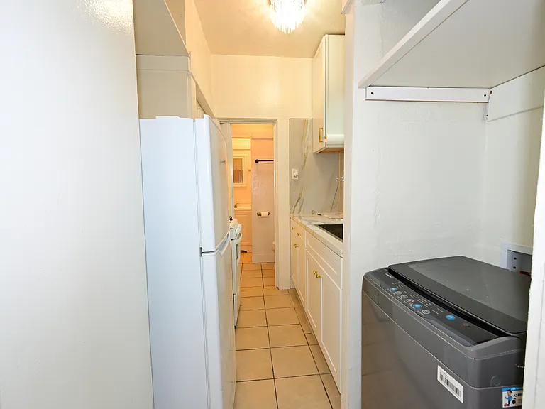 small functional kitchen, perfect for young professional