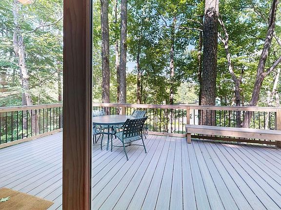 4th image of 152 Duke Ln
