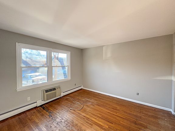 5th image of 19 Farnham Ave APT 4