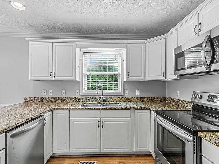 209 Lansing Ct — Photo 14