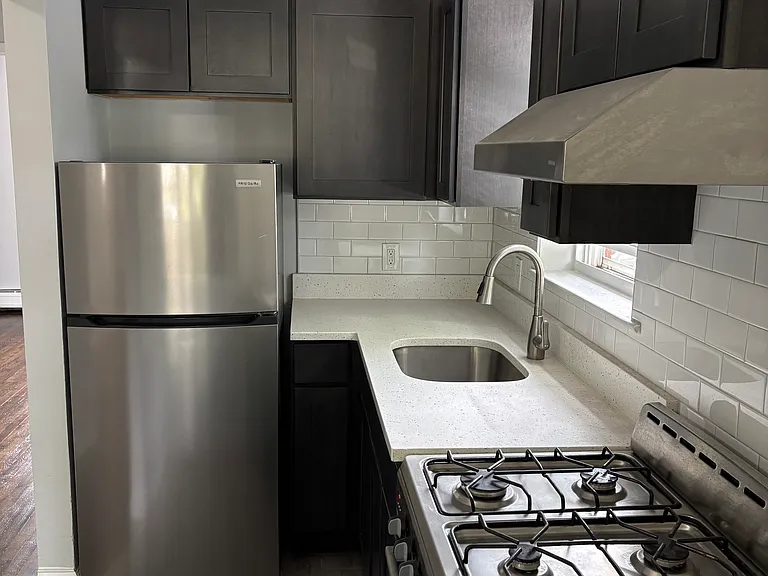 420 W 7th St #5 — Photo 6