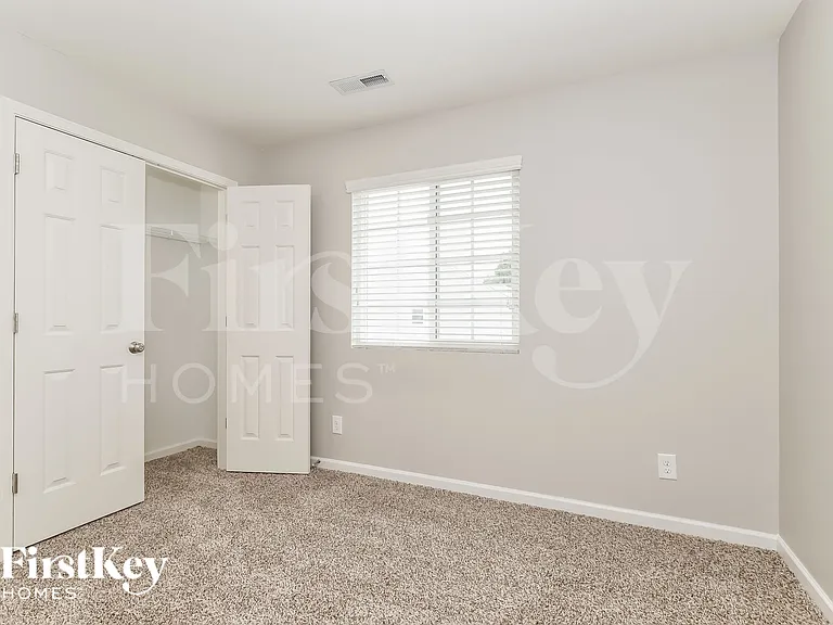 400 Walnut Crossing Dr — Photo 16