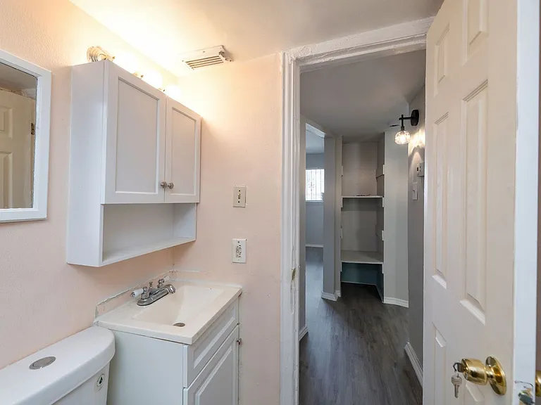 2408 Meyers St — Photo 11