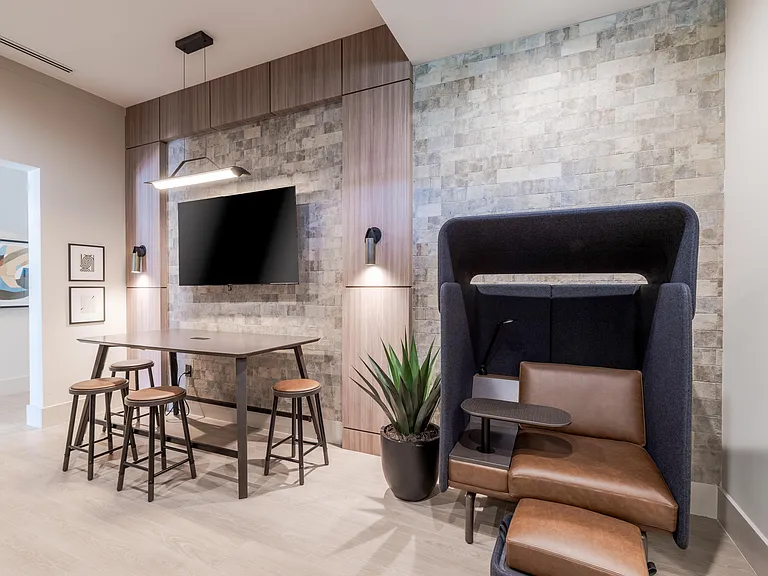 South Pointe Apartments — Photo 17