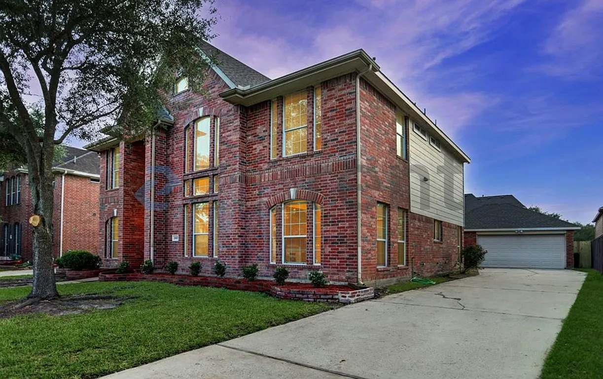 6 bed, 3774 sqft, $3,525 — Photo 2