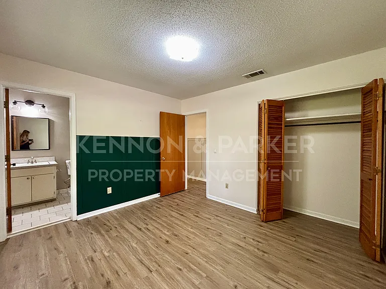 8001 Twin Chapel Dr — Photo 15
