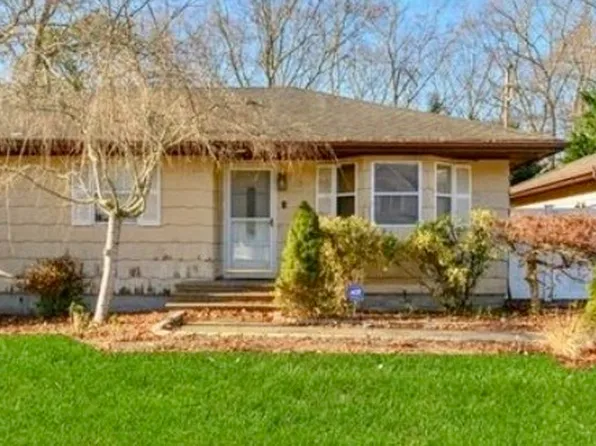 22 Garden Pl, Shirley, NY 11967